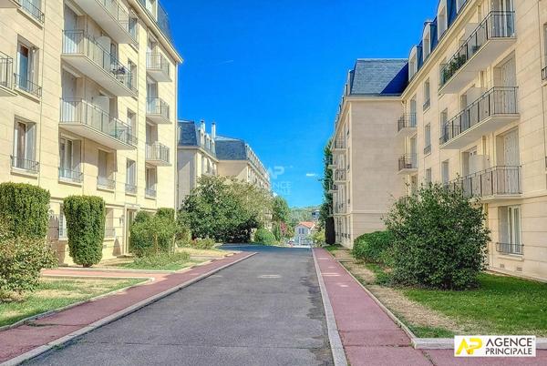 Versailles Avenue de Paris Grand studio 40.31 m² carrez situé au 1er étage avec ascenseur, cave et parking 304 000 € **  - Référence  28940
