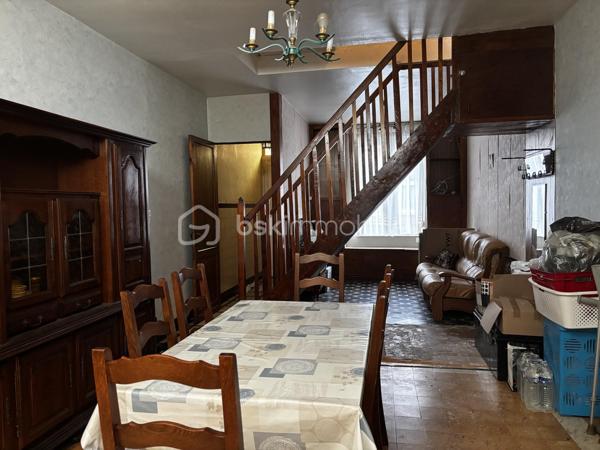 Maison de 72,86 m² possibilité 99m² avec jardin et beau potentiel d’aménagement

Située dans le secteur Phalempins à Tourcoing, cette maison de 72,86 m² habitables offre une configuration fonctionnelle et plusieurs possibilités d’évolution.

Au rez-de-chaussée, vous découvrirez une entrée, un séjour, une cuisine indépendante non équipée, une salle de bains, un WC ainsi qu’un cellier, pratique pour le rangement.

À l’extérieur, vous profiterez d’un jardin d’environ 27 m², idéal pour aménager un espace extérieur convivial.

Le premier étage se compose de deux chambres.(9.60m² et 13.24m²)

Au second étage, un espace supplémentaire offre différentes possibilités d’aménagement : bureau, chambre supplémentaire, ou encore deux chambres passantes selon vos besoins. Cet espace est actuellement non chauffé mais pourra être aménagé selon votre projet. (un espace de 13.98m² et un second de 12.31 soit 26.29m² au total)  

Les + du bien
72,86 m² possibilité 99m²
Jardin d’environ 27 m²
2 chambres
Possibilité de créer une ou deux pièces supplémentaires au second étage (13.98m² + 12.31m²)
Chaudière gaz récente
Double vitrage PVC
Maison avec potentiel d’évolution

À noter : le bien n’est actuellement pas raccordé au tout-à-l’égout direct. Le second étage est également non chauffé actuellement c'est pour cela qu'il n'est pas compté dans la surface habitable.

A visiter sans tarder