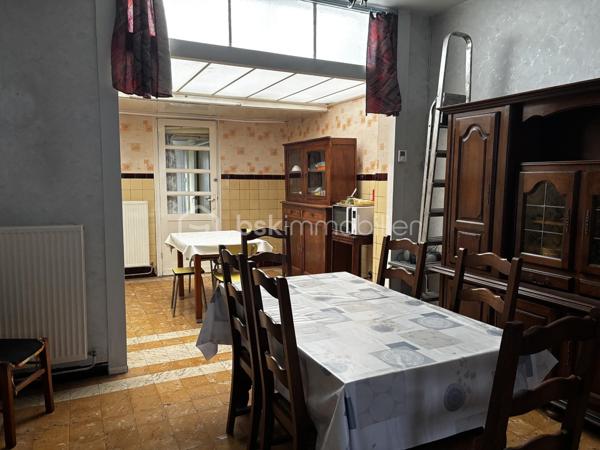 Maison de 72,86 m² possibilité 99m² avec jardin et beau potentiel d’aménagement

Située dans le secteur Phalempins à Tourcoing, cette maison de 72,86 m² habitables offre une configuration fonctionnelle et plusieurs possibilités d’évolution.

Au rez-de-chaussée, vous découvrirez une entrée, un séjour, une cuisine indépendante non équipée, une salle de bains, un WC ainsi qu’un cellier, pratique pour le rangement.

À l’extérieur, vous profiterez d’un jardin d’environ 27 m², idéal pour aménager un espace extérieur convivial.

Le premier étage se compose de deux chambres.(9.60m² et 13.24m²)

Au second étage, un espace supplémentaire offre différentes possibilités d’aménagement : bureau, chambre supplémentaire, ou encore deux chambres passantes selon vos besoins. Cet espace est actuellement non chauffé mais pourra être aménagé selon votre projet. (un espace de 13.98m² et un second de 12.31 soit 26.29m² au total)  

Les + du bien
72,86 m² possibilité 99m²
Jardin d’environ 27 m²
2 chambres
Possibilité de créer une ou deux pièces supplémentaires au second étage (13.98m² + 12.31m²)
Chaudière gaz récente
Double vitrage PVC
Maison avec potentiel d’évolution

À noter : le bien n’est actuellement pas raccordé au tout-à-l’égout direct. Le second étage est également non chauffé actuellement c'est pour cela qu'il n'est pas compté dans la surface habitable.

A visiter sans tarder