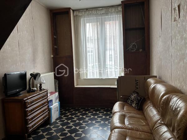 Maison de 72,86 m² possibilité 99m² avec jardin et beau potentiel d’aménagement

Située dans le secteur Phalempins à Tourcoing, cette maison de 72,86 m² habitables offre une configuration fonctionnelle et plusieurs possibilités d’évolution.

Au rez-de-chaussée, vous découvrirez une entrée, un séjour, une cuisine indépendante non équipée, une salle de bains, un WC ainsi qu’un cellier, pratique pour le rangement.

À l’extérieur, vous profiterez d’un jardin d’environ 27 m², idéal pour aménager un espace extérieur convivial.

Le premier étage se compose de deux chambres.(9.60m² et 13.24m²)

Au second étage, un espace supplémentaire offre différentes possibilités d’aménagement : bureau, chambre supplémentaire, ou encore deux chambres passantes selon vos besoins. Cet espace est actuellement non chauffé mais pourra être aménagé selon votre projet. (un espace de 13.98m² et un second de 12.31 soit 26.29m² au total)  

Les + du bien
72,86 m² possibilité 99m²
Jardin d’environ 27 m²
2 chambres
Possibilité de créer une ou deux pièces supplémentaires au second étage (13.98m² + 12.31m²)
Chaudière gaz récente
Double vitrage PVC
Maison avec potentiel d’évolution

À noter : le bien n’est actuellement pas raccordé au tout-à-l’égout direct. Le second étage est également non chauffé actuellement c'est pour cela qu'il n'est pas compté dans la surface habitable.

A visiter sans tarder