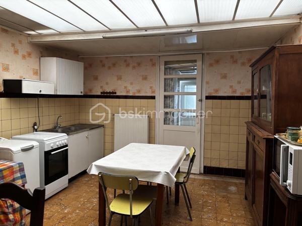 Maison de 72,86 m² possibilité 99m² avec jardin et beau potentiel d’aménagement

Située dans le secteur Phalempins à Tourcoing, cette maison de 72,86 m² habitables offre une configuration fonctionnelle et plusieurs possibilités d’évolution.

Au rez-de-chaussée, vous découvrirez une entrée, un séjour, une cuisine indépendante non équipée, une salle de bains, un WC ainsi qu’un cellier, pratique pour le rangement.

À l’extérieur, vous profiterez d’un jardin d’environ 27 m², idéal pour aménager un espace extérieur convivial.

Le premier étage se compose de deux chambres.(9.60m² et 13.24m²)

Au second étage, un espace supplémentaire offre différentes possibilités d’aménagement : bureau, chambre supplémentaire, ou encore deux chambres passantes selon vos besoins. Cet espace est actuellement non chauffé mais pourra être aménagé selon votre projet. (un espace de 13.98m² et un second de 12.31 soit 26.29m² au total)  

Les + du bien
72,86 m² possibilité 99m²
Jardin d’environ 27 m²
2 chambres
Possibilité de créer une ou deux pièces supplémentaires au second étage (13.98m² + 12.31m²)
Chaudière gaz récente
Double vitrage PVC
Maison avec potentiel d’évolution

À noter : le bien n’est actuellement pas raccordé au tout-à-l’égout direct. Le second étage est également non chauffé actuellement c'est pour cela qu'il n'est pas compté dans la surface habitable.

A visiter sans tarder
