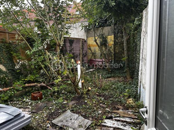 Maison de 72,86 m² possibilité 99m² avec jardin et beau potentiel d’aménagement

Située dans le secteur Phalempins à Tourcoing, cette maison de 72,86 m² habitables offre une configuration fonctionnelle et plusieurs possibilités d’évolution.

Au rez-de-chaussée, vous découvrirez une entrée, un séjour, une cuisine indépendante non équipée, une salle de bains, un WC ainsi qu’un cellier, pratique pour le rangement.

À l’extérieur, vous profiterez d’un jardin d’environ 27 m², idéal pour aménager un espace extérieur convivial.

Le premier étage se compose de deux chambres.(9.60m² et 13.24m²)

Au second étage, un espace supplémentaire offre différentes possibilités d’aménagement : bureau, chambre supplémentaire, ou encore deux chambres passantes selon vos besoins. Cet espace est actuellement non chauffé mais pourra être aménagé selon votre projet. (un espace de 13.98m² et un second de 12.31 soit 26.29m² au total)  

Les + du bien
72,86 m² possibilité 99m²
Jardin d’environ 27 m²
2 chambres
Possibilité de créer une ou deux pièces supplémentaires au second étage (13.98m² + 12.31m²)
Chaudière gaz récente
Double vitrage PVC
Maison avec potentiel d’évolution

À noter : le bien n’est actuellement pas raccordé au tout-à-l’égout direct. Le second étage est également non chauffé actuellement c'est pour cela qu'il n'est pas compté dans la surface habitable.

A visiter sans tarder