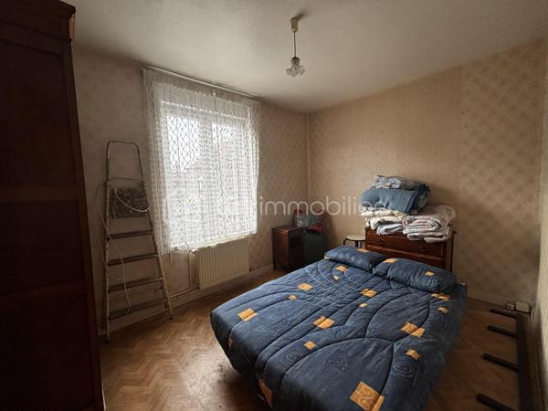 Maison de 72,86 m² possibilité 99m² avec jardin et beau potentiel d’aménagement

Située dans le secteur Phalempins à Tourcoing, cette maison de 72,86 m² habitables offre une configuration fonctionnelle et plusieurs possibilités d’évolution.

Au rez-de-chaussée, vous découvrirez une entrée, un séjour, une cuisine indépendante non équipée, une salle de bains, un WC ainsi qu’un cellier, pratique pour le rangement.

À l’extérieur, vous profiterez d’un jardin d’environ 27 m², idéal pour aménager un espace extérieur convivial.

Le premier étage se compose de deux chambres.(9.60m² et 13.24m²)

Au second étage, un espace supplémentaire offre différentes possibilités d’aménagement : bureau, chambre supplémentaire, ou encore deux chambres passantes selon vos besoins. Cet espace est actuellement non chauffé mais pourra être aménagé selon votre projet. (un espace de 13.98m² et un second de 12.31 soit 26.29m² au total)  

Les + du bien
72,86 m² possibilité 99m²
Jardin d’environ 27 m²
2 chambres
Possibilité de créer une ou deux pièces supplémentaires au second étage (13.98m² + 12.31m²)
Chaudière gaz récente
Double vitrage PVC
Maison avec potentiel d’évolution

À noter : le bien n’est actuellement pas raccordé au tout-à-l’égout direct. Le second étage est également non chauffé actuellement c'est pour cela qu'il n'est pas compté dans la surface habitable.

A visiter sans tarder
