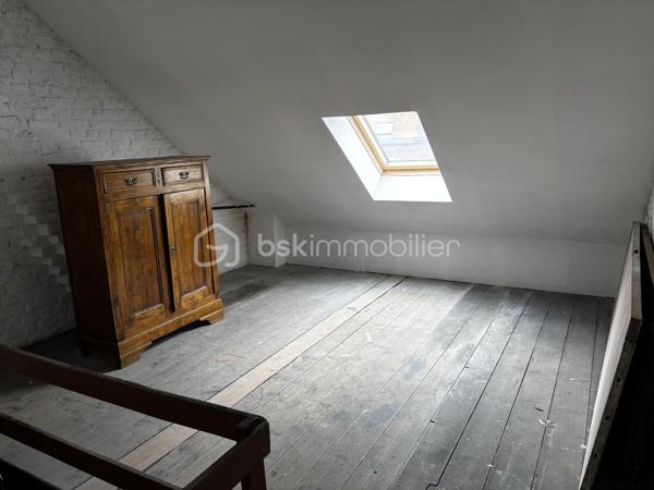 Maison de 72,86 m² possibilité 99m² avec jardin et beau potentiel d’aménagement

Située dans le secteur Phalempins à Tourcoing, cette maison de 72,86 m² habitables offre une configuration fonctionnelle et plusieurs possibilités d’évolution.

Au rez-de-chaussée, vous découvrirez une entrée, un séjour, une cuisine indépendante non équipée, une salle de bains, un WC ainsi qu’un cellier, pratique pour le rangement.

À l’extérieur, vous profiterez d’un jardin d’environ 27 m², idéal pour aménager un espace extérieur convivial.

Le premier étage se compose de deux chambres.(9.60m² et 13.24m²)

Au second étage, un espace supplémentaire offre différentes possibilités d’aménagement : bureau, chambre supplémentaire, ou encore deux chambres passantes selon vos besoins. Cet espace est actuellement non chauffé mais pourra être aménagé selon votre projet. (un espace de 13.98m² et un second de 12.31 soit 26.29m² au total)  

Les + du bien
72,86 m² possibilité 99m²
Jardin d’environ 27 m²
2 chambres
Possibilité de créer une ou deux pièces supplémentaires au second étage (13.98m² + 12.31m²)
Chaudière gaz récente
Double vitrage PVC
Maison avec potentiel d’évolution

À noter : le bien n’est actuellement pas raccordé au tout-à-l’égout direct. Le second étage est également non chauffé actuellement c'est pour cela qu'il n'est pas compté dans la surface habitable.

A visiter sans tarder