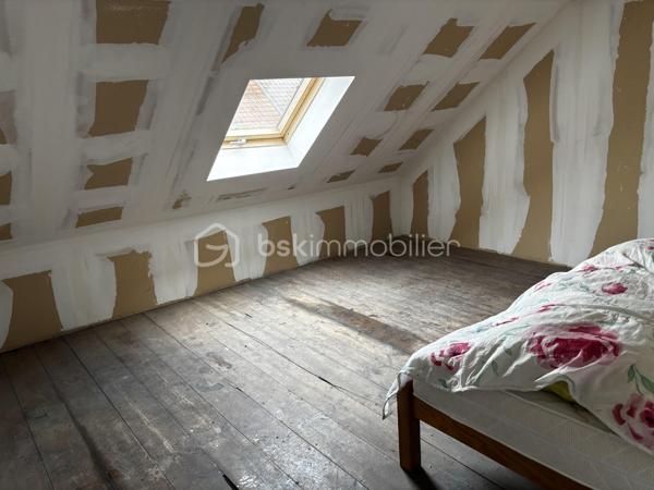 Maison de 72,86 m² possibilité 99m² avec jardin et beau potentiel d’aménagement

Située dans le secteur Phalempins à Tourcoing, cette maison de 72,86 m² habitables offre une configuration fonctionnelle et plusieurs possibilités d’évolution.

Au rez-de-chaussée, vous découvrirez une entrée, un séjour, une cuisine indépendante non équipée, une salle de bains, un WC ainsi qu’un cellier, pratique pour le rangement.

À l’extérieur, vous profiterez d’un jardin d’environ 27 m², idéal pour aménager un espace extérieur convivial.

Le premier étage se compose de deux chambres.(9.60m² et 13.24m²)

Au second étage, un espace supplémentaire offre différentes possibilités d’aménagement : bureau, chambre supplémentaire, ou encore deux chambres passantes selon vos besoins. Cet espace est actuellement non chauffé mais pourra être aménagé selon votre projet. (un espace de 13.98m² et un second de 12.31 soit 26.29m² au total)  

Les + du bien
72,86 m² possibilité 99m²
Jardin d’environ 27 m²
2 chambres
Possibilité de créer une ou deux pièces supplémentaires au second étage (13.98m² + 12.31m²)
Chaudière gaz récente
Double vitrage PVC
Maison avec potentiel d’évolution

À noter : le bien n’est actuellement pas raccordé au tout-à-l’égout direct. Le second étage est également non chauffé actuellement c'est pour cela qu'il n'est pas compté dans la surface habitable.

A visiter sans tarder