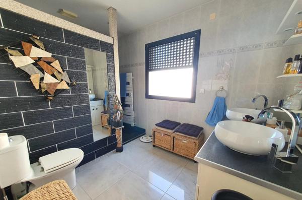 PERIGUEUX - MAISON et LOCAL COMMERCIAL - 230 m² - 8 PARKINGS