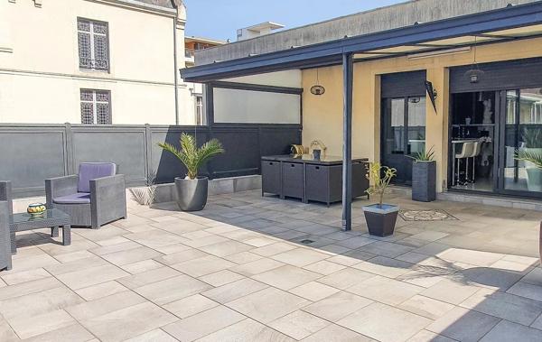 PERIGUEUX - MAISON et LOCAL COMMERCIAL - 230 m² - 8 PARKINGS