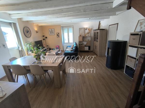 Maison de charme avec 3 chambres et beaux espaces aménageables.