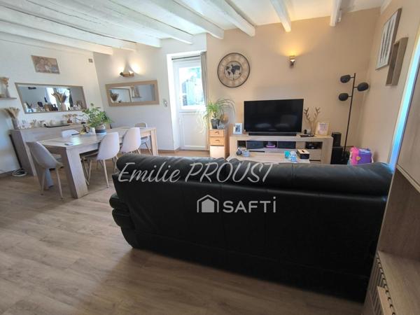 Maison de charme avec 3 chambres et beaux espaces aménageables.