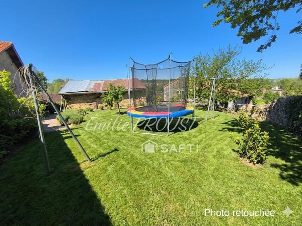 Maison de charme avec 3 chambres et beaux espaces aménageables.