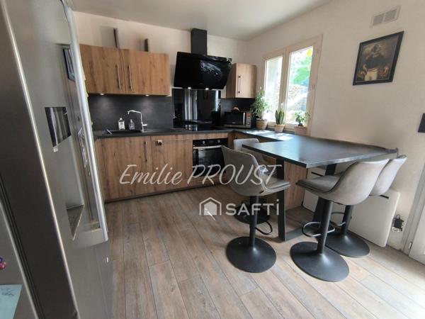 Maison de charme avec 3 chambres et beaux espaces aménageables.