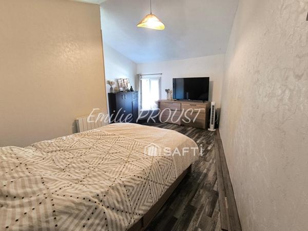 Maison de charme avec 3 chambres et beaux espaces aménageables.