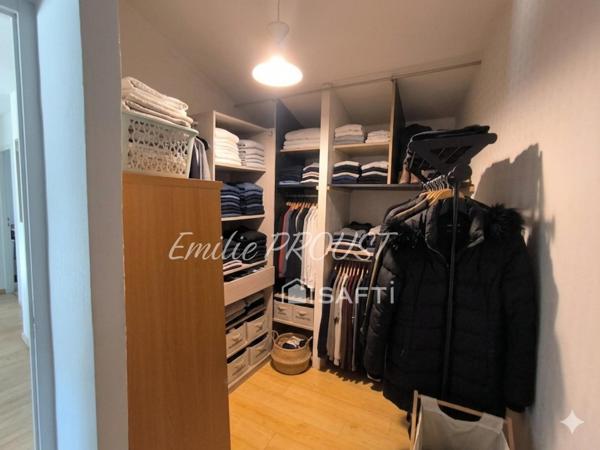 Maison de charme avec 3 chambres et beaux espaces aménageables.