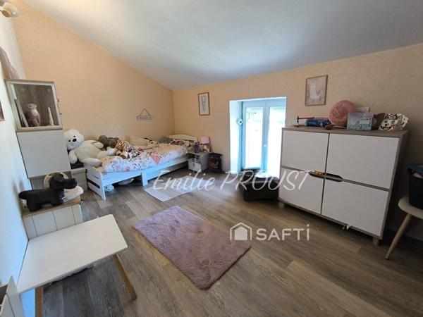 Maison de charme avec 3 chambres et beaux espaces aménageables.