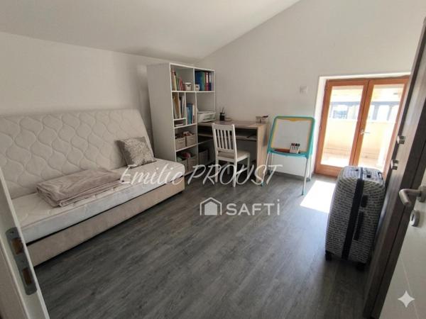 Maison de charme avec 3 chambres et beaux espaces aménageables.