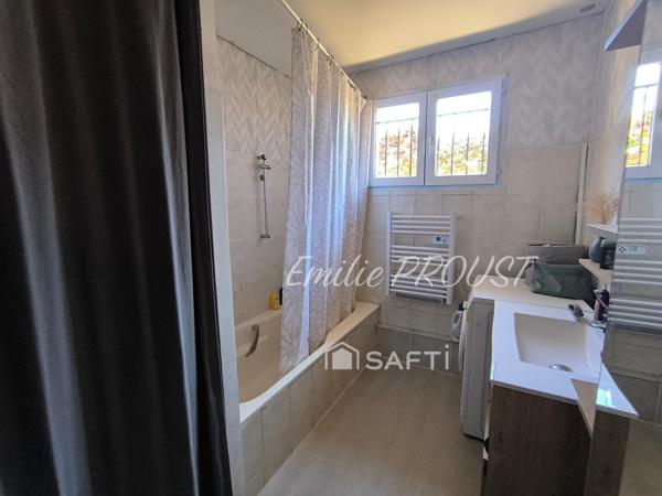 Maison de charme avec 3 chambres et beaux espaces aménageables.