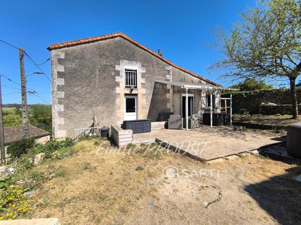 Maison de charme avec 3 chambres et beaux espaces aménageables.