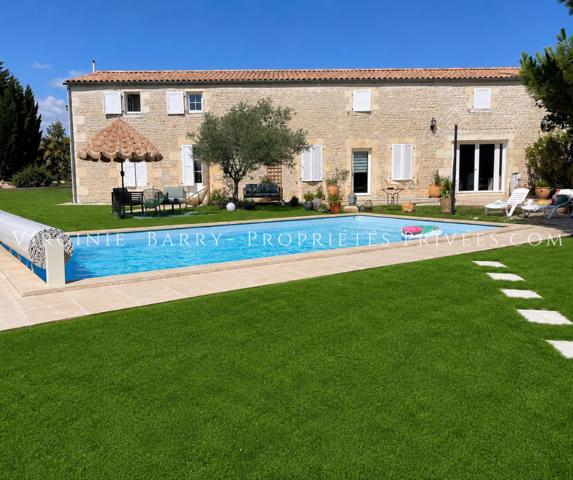 MAGNIFIQUE MAISON T5 AVEC PISCINE ET DEPENDANCES
