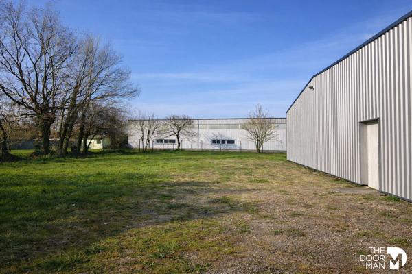 Locaux commerciaux - À vendre - 470 m² - CHAUMES EN RETZ | The Door Man