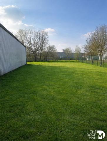 Locaux commerciaux - À vendre - 470 m² - CHAUMES EN RETZ | The Door Man