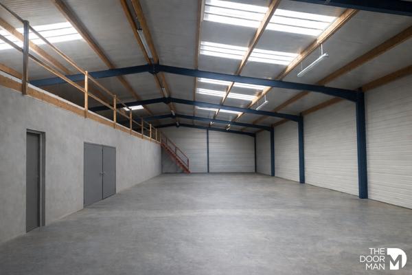 Locaux commerciaux - À vendre - 470 m² - CHAUMES EN RETZ | The Door Man