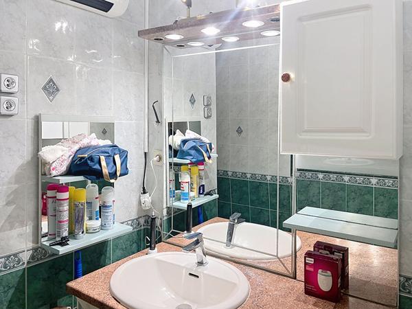 À vendre Grand appartement T4 de 103 m² à La Seyne-sur-Mer.