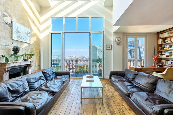 Atelier d’artiste d’architecte en dernier étage avec balcon et vues à Montmartre