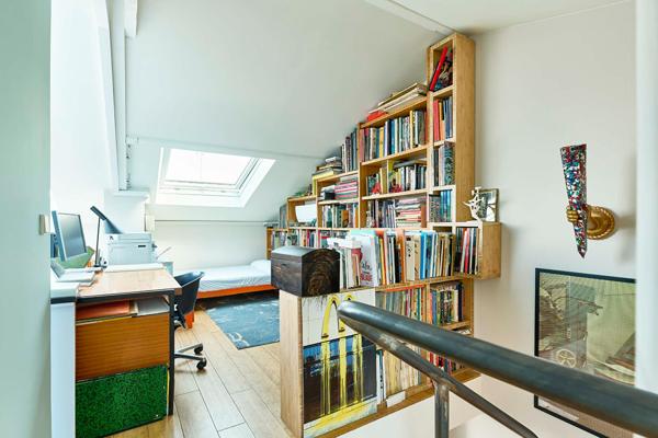 Atelier d’artiste d’architecte en dernier étage avec balcon et vues à Montmartre