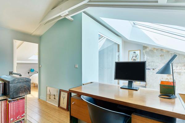 Atelier d’artiste d’architecte en dernier étage avec balcon et vues à Montmartre