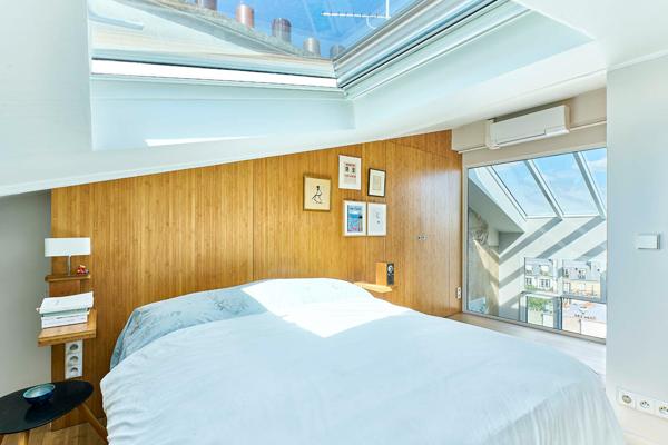Atelier d’artiste d’architecte en dernier étage avec balcon et vues à Montmartre