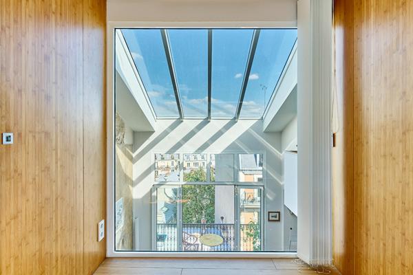 Atelier d’artiste d’architecte en dernier étage avec balcon et vues à Montmartre