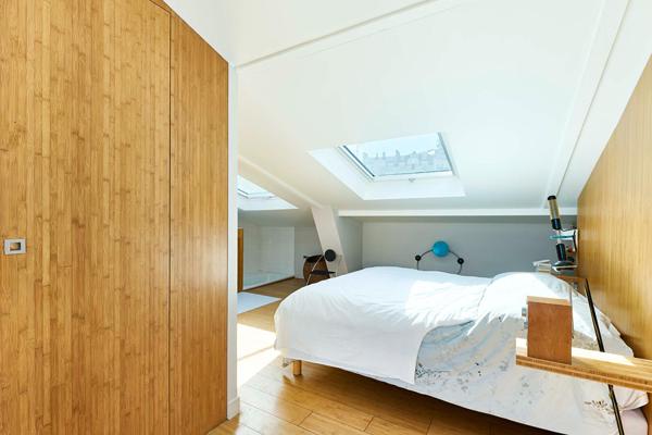 Atelier d’artiste d’architecte en dernier étage avec balcon et vues à Montmartre