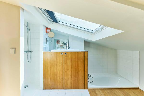Atelier d’artiste d’architecte en dernier étage avec balcon et vues à Montmartre