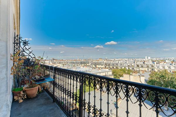 Atelier d’artiste d’architecte en dernier étage avec balcon et vues à Montmartre