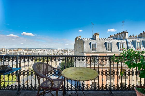 Atelier d’artiste d’architecte en dernier étage avec balcon et vues à Montmartre