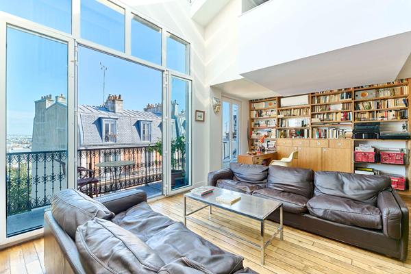 Atelier d’artiste d’architecte en dernier étage avec balcon et vues à Montmartre