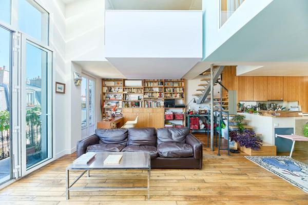 Atelier d’artiste d’architecte en dernier étage avec balcon et vues à Montmartre