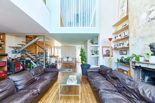 Atelier d’artiste d’architecte en dernier étage avec balcon et vues à Montmartre