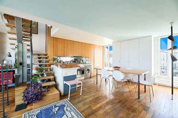 Atelier d’artiste d’architecte en dernier étage avec balcon et vues à Montmartre