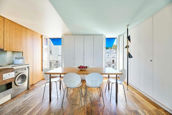 Atelier d’artiste d’architecte en dernier étage avec balcon et vues à Montmartre