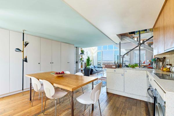 Atelier d’artiste d’architecte en dernier étage avec balcon et vues à Montmartre