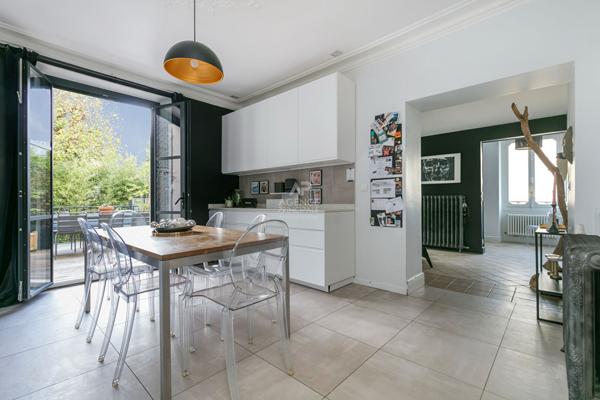 Versailles Notre-Dame Les Prés - Maison 12 pièces 267m² au sol avec terrasse et jardin agrémenté d'une piscine 1 990 000 € **  - Référence  28343