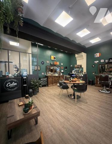 Un local commercial avec deux cave en sous-sol