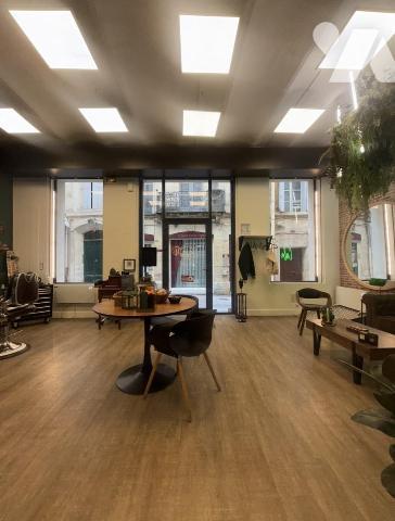 Un local commercial avec deux cave en sous-sol