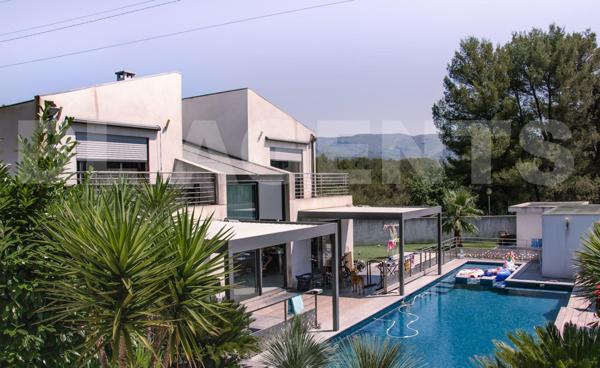 MAISON CONTEMPORAINE DE 260 M2 SUR TERRAIN ARBORE DE 1800 M2