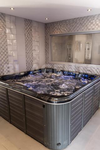 MAISON CONTEMPORAINE DE 260 M2 SUR TERRAIN ARBORE DE 1800 M2