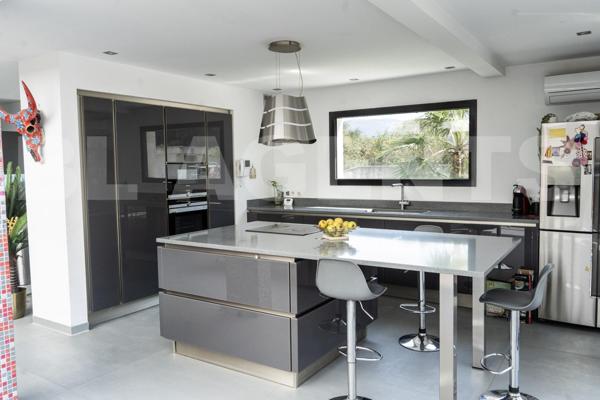 MAISON CONTEMPORAINE DE 260 M2 SUR TERRAIN ARBORE DE 1800 M2