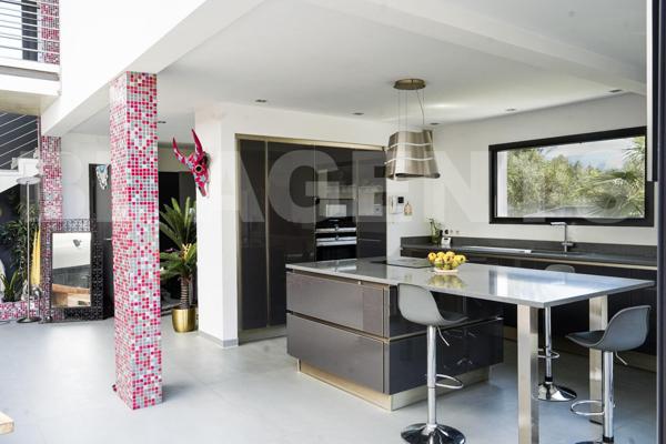 MAISON CONTEMPORAINE DE 260 M2 SUR TERRAIN ARBORE DE 1800 M2