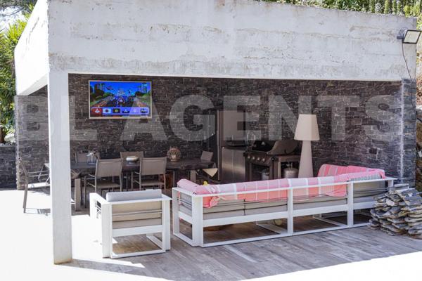 MAISON CONTEMPORAINE DE 260 M2 SUR TERRAIN ARBORE DE 1800 M2