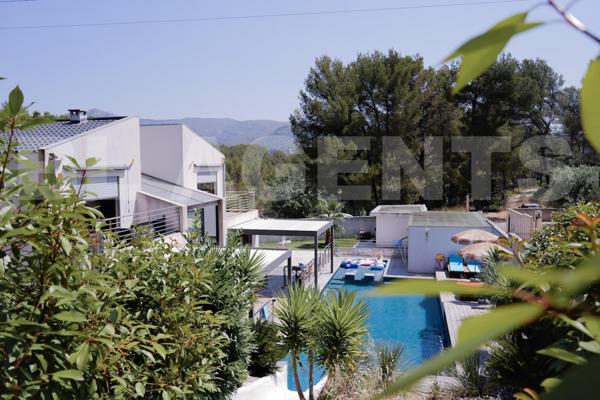 MAISON CONTEMPORAINE DE 260 M2 SUR TERRAIN ARBORE DE 1800 M2